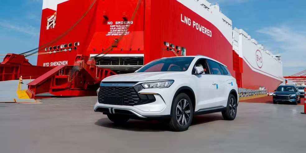 Maior navio automotivo do mundo chega a SC com 7 mil carros elétricos